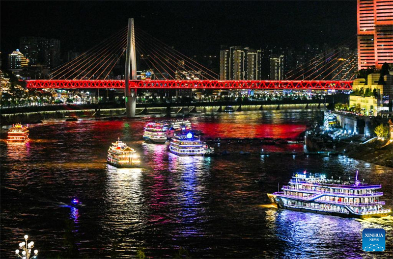 Νυχτερινό τοπίο στον Δήμο Τσονγκτσίνγκ της Κίνας