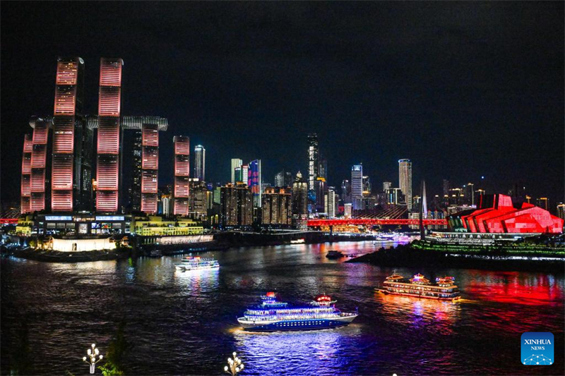 Νυχτερινό τοπίο στον Δήμο Τσονγκτσίνγκ της Κίνας