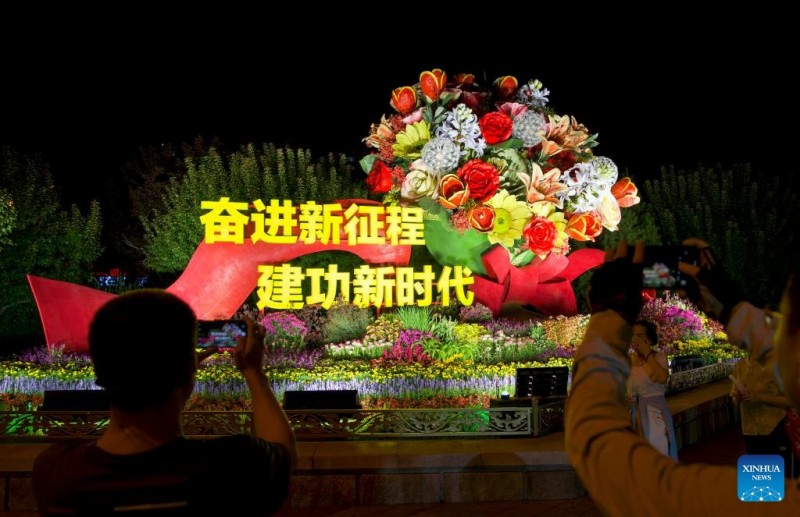 Λουλούδια στολίζουν το Πεκίνο εν όψει της παρέλασης για την Ημέρα της Νίκης