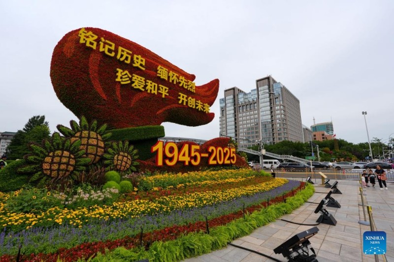 Λουλούδια στολίζουν το Πεκίνο εν όψει της παρέλασης για την Ημέρα της Νίκης