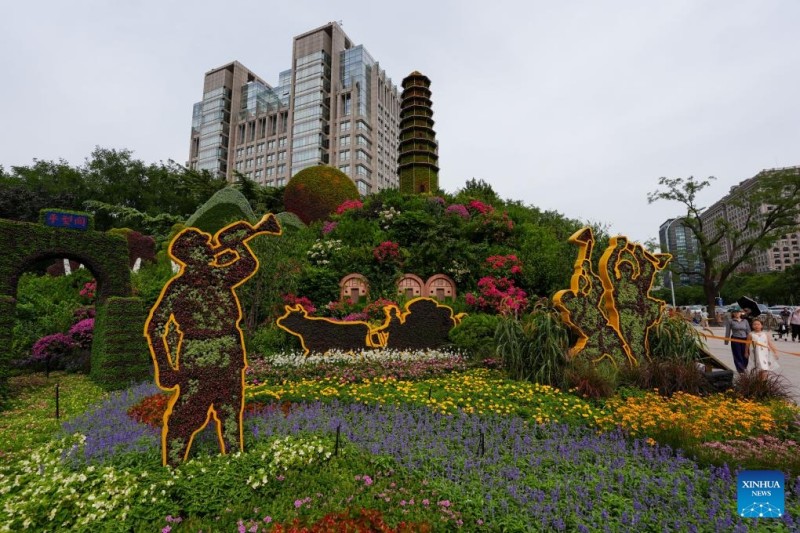 Λουλούδια στολίζουν το Πεκίνο εν όψει της παρέλασης για την Ημέρα της Νίκης