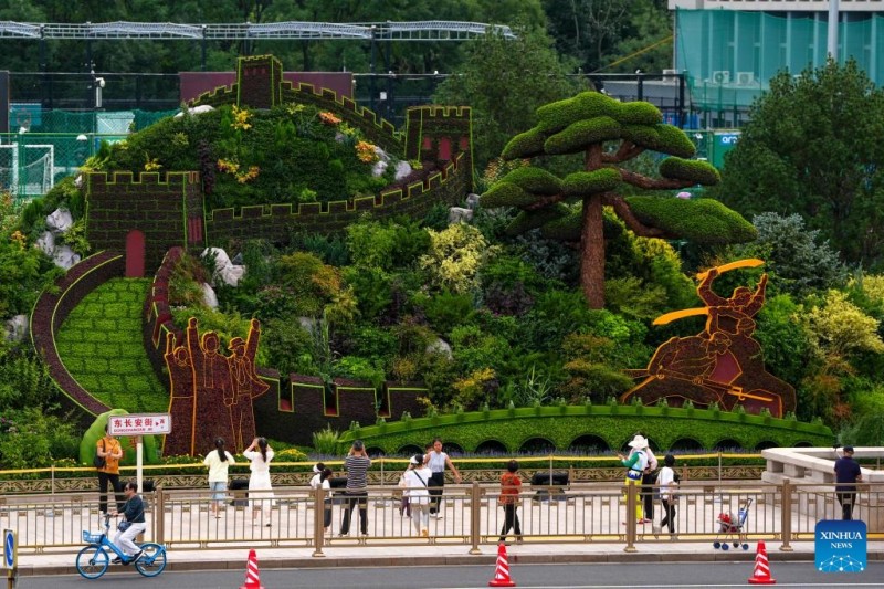 Λουλούδια στολίζουν το Πεκίνο εν όψει της παρέλασης για την Ημέρα της Νίκης