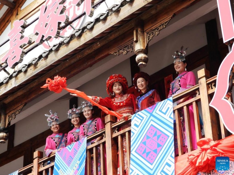 Άνθρωποι αναπαριστούν το έθιμο του γάμου της εθνοτικής ομάδας Τουτζιά σε μια τουριστική περιοχή στην επαρχία Σιτσουάν της νοτιοδυτικής Κίνας, στις 26 Αυγούστου του 2025.