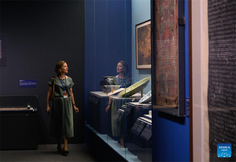 Επισκέπτρια στην έκθεση με θέμα «Όπου συναντώνται οι πολιτισμοί: Συλλογές από μουσεία των κρατών μελών της Οργάνωσης Συνεργασίας της Σαγκάης» στο Εθνικό Μουσείο του Πεκίνου, στις 27 Αυγούστου του 2025. (Φωτογραφία / Xinhua)