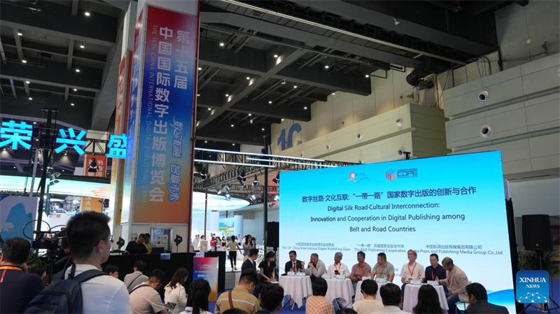 Κόσμος επισκέπτεται την 15η Διεθνή Έκθεση Ψηφιακών Εκδόσεων της Κίνας στην πόλη Τζενγκτζόου της επαρχίας Χενάν, στις 28 Αυγούστου του 2025. (Φωτογραφία / Xinhua)