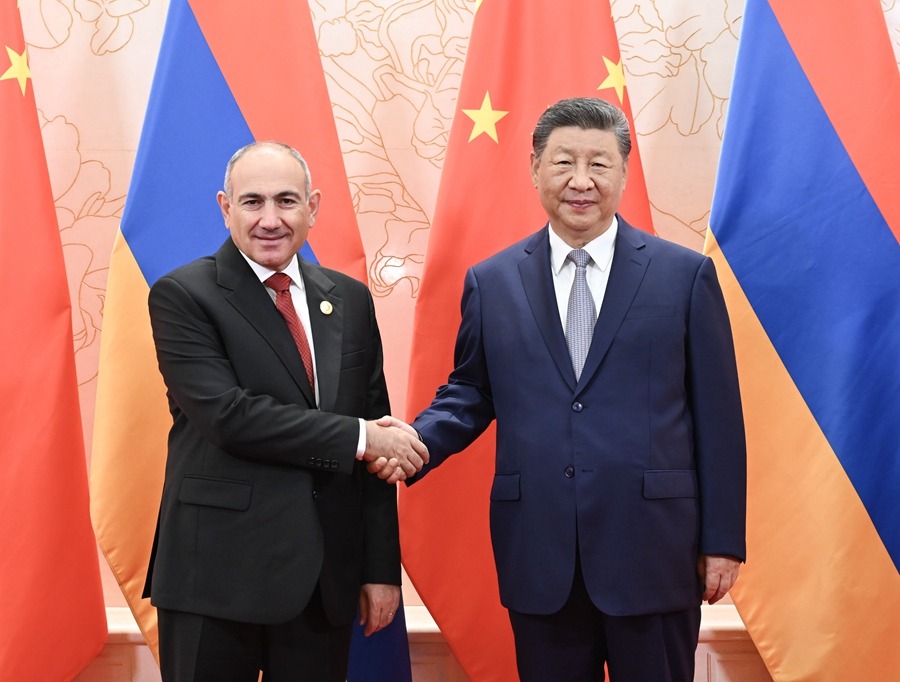 Ο Κινέζος Πρόεδρος συναντήθηκε με τον πρωθυπουργό της Αρμενίας