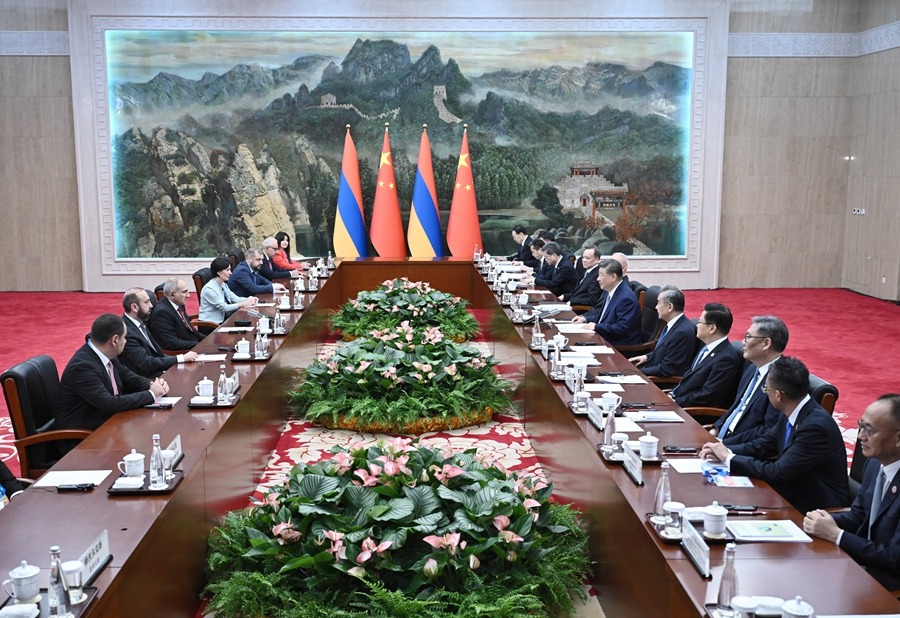 Ο Κινέζος Πρόεδρος συναντήθηκε με τον πρωθυπουργό της Αρμενίας