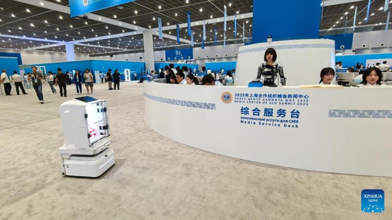 Ρομπότ στο επίκεντρο του ενδιαφέροντος στο κέντρο Τύπου της Συνόδου Κορυφής του Οργανισμού Συνεργασίας Σαγκάης για το 2025 στην πόληΤιεντζίν