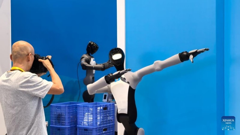 Ρομπότ στο επίκεντρο του ενδιαφέροντος στο κέντρο Τύπου της Συνόδου Κορυφής του Οργανισμού Συνεργασίας Σαγκάης για το 2025 στην πόληΤιεντζίν