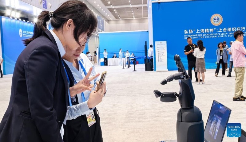 Ρομπότ στο επίκεντρο του ενδιαφέροντος στο κέντρο Τύπου της Συνόδου Κορυφής του Οργανισμού Συνεργασίας Σαγκάης για το 2025 στην πόληΤιεντζίν