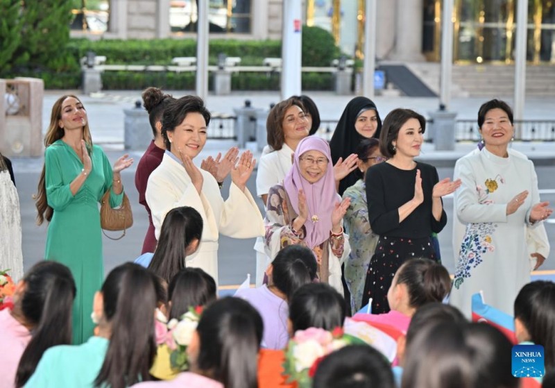 Η πρώτη κυρία της Κίνας συνοδεύει συζύγους ξένων ηγετών στην περιοδεία της στο Τιεντζίν