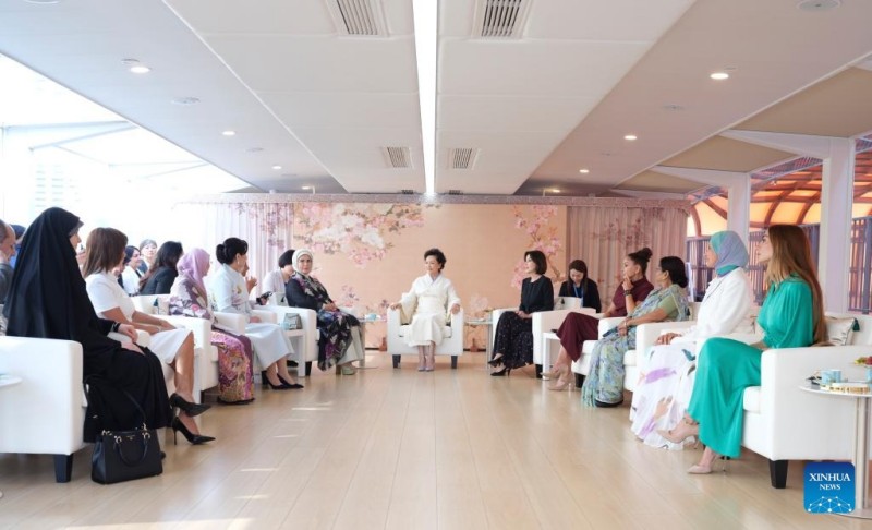 Η πρώτη κυρία της Κίνας συνοδεύει συζύγους ξένων ηγετών στην περιοδεία της στο Τιεντζίν