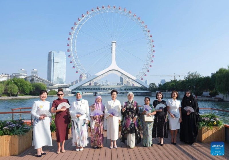 Η πρώτη κυρία της Κίνας συνοδεύει συζύγους ξένων ηγετών στην περιοδεία της στο Τιεντζίν