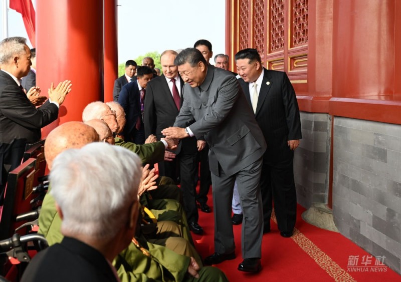 Ο Πρόεδρος Σι Τζινπίνγκ χαιρετά τους βετεράνους στην εξέδρα της Τιεν’ανμέν