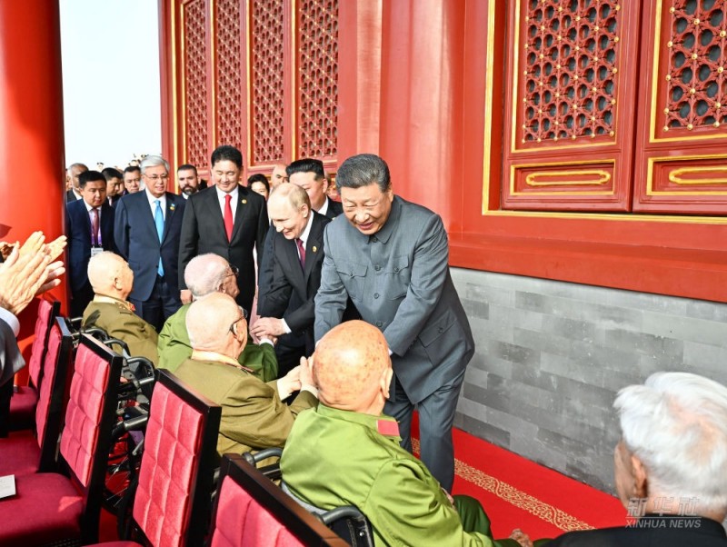 Ο Πρόεδρος Σι Τζινπίνγκ χαιρετά τους βετεράνους στην εξέδρα της Τιεν’ανμέν