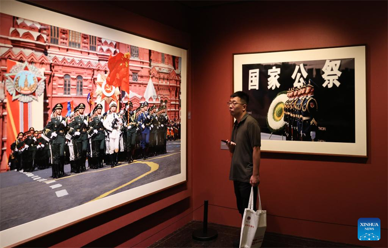 Κοινό επισκέπτεται έκθεση τέχνης με θέμα τον Κινεζικό Λαϊκό Πόλεμο Αντίστασης κατά της Ιαπωνικής Εισβολής στη Σαγκάη, στις 1 Σεπτεμβρίου του 2025. (Φωτογραφία / Xinhua)