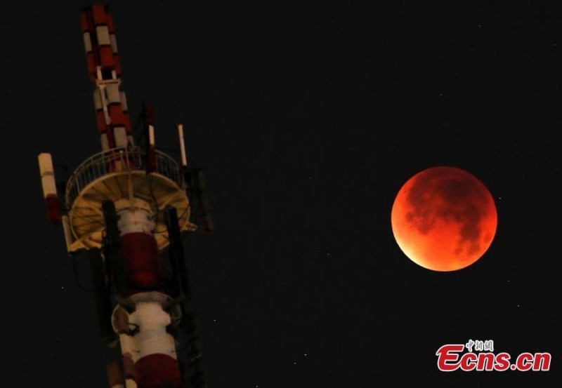 Το «Ματωμένο φεγγάρι» εμφανίζεται καθώς η ολική σεληνιακή έκλειψη μαγεύει τον ουρανό