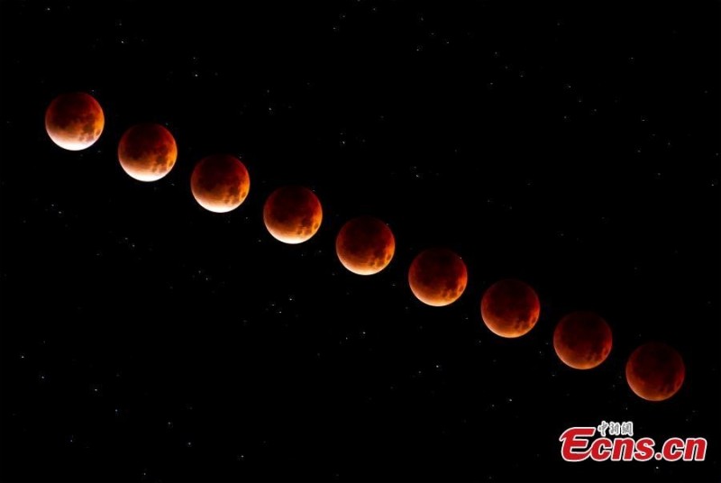 Το «Ματωμένο φεγγάρι» εμφανίζεται καθώς η ολική σεληνιακή έκλειψη μαγεύει τον ουρανό