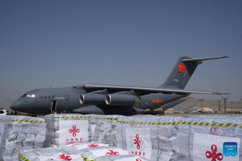 Τα επείγοντα είδη πρώτης ανάγκης που παρέχει η κινεζική κυβέρνηση στο Αφγανιστάν για την ανακούφιση των σεισμοπαθών εκφορτώνονται από ένα αεροσκάφος Y-20 της Πολεμικής Αεροπορίας του Λαϊκού Απελευθερωτικού Στρατού της Κίνας στο αεροδρόμιο της Καμπούλ στο Αφγανιστάν, στις 7 Σεπτεμβρίου του 2025.