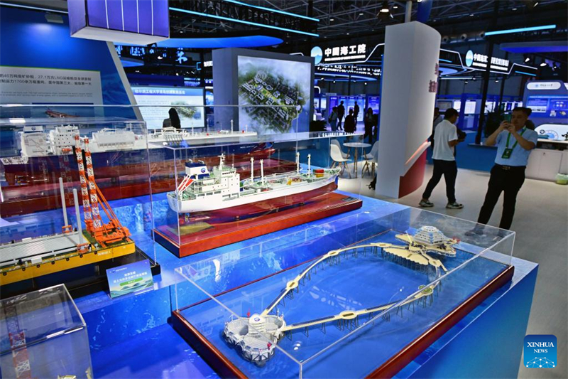 Επισκέπτες βλέπουν τα εκθέματα κατά τη διάρκεια της Έκθεσης Θαλάσσιας Βιομηχανίας Ανατολικής Ασίας του 2025 στην πόλη Τσινγκντάο της επαρχίας Σαντόνγκ, στις 8 Σεπτεμβρίου του 2025. (Φωτογραφία / Xinhua)