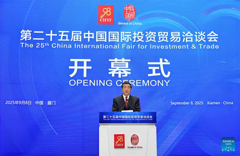 Ο Κινέζος Αντιπρόεδρος Χε Λιφένγκ, επίσης μέλος του Πολιτικού Γραφείου της Κεντρικής Επιτροπής του Κομμουνιστικού Κόμματος της Κίνας, διαβάζει μια συγχαρητήρια επιστολή του Κινέζου Προέδρου Σι Τζινπίνγκ και εκφωνεί ομιλία στην τελετή έναρξης της 25ης Διεθνούς Έκθεσης της Κίνας για τις Επενδύσεις και το Εμπόριο (China International Fair for Investment and Trade - CIFIT) στην πόλη Σιάμεν της επαρχίας Φουτζιέν, στις 8 Σεπτεμβρίου του 2025. (Φωτογραφία / Xinhua)
