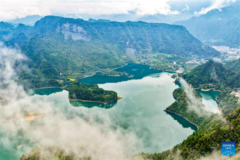 Αεροφωτογραφία που τραβήχτηκε στις 9 Σεπτεμβρίου του 2025 δείχνει το φυσικό καταφύγιο του Υγροτόπου Σιαονανχάι (Xiaonanhai) στο δήμο Τσονγκτσίνγκ. (Φωτογραφία / Xinhua)