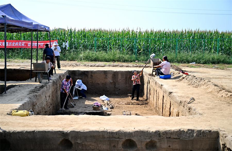 Αρχαιολόγοι εργάζονται κατά τη διάρκεια της έκτης ανασκαφής στην τοποθεσία της κωμόπολης Μπαϊρεν, στην πόλη Σινγκτάι της επαρχίας Χεμπέι, στις 10 Σεπτεμβρίου του 2025. (Φωτογραφία / Xinhua)