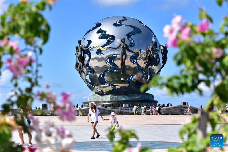 Τουρίστες επισκέπτονται την γραφική περιοχή Γιντάν στην πόλη Μπεϊχάι της Αυτόνομης Περιοχής των Τζουάνγκ της επαρχίας Γκουανγκσί, στις 13 Σεπτεμβρίου του 2025. (Φωτογραφία / Xinhua)