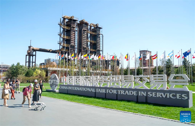 Επισκέπτες στην Διεθνή Έκθεση της Κίνας για το Εμπόριο Υπηρεσιών για το 2025 στο Πάρκο Σοουγκάνγκ του Πεκίνο, στις 14 Σεπτεμβρίου του 2025. (Φωτογραφία / Xinhua)