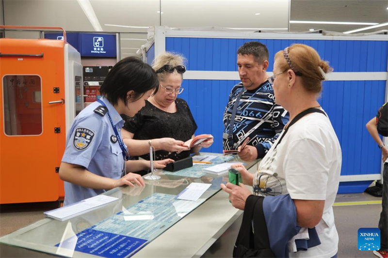 Οι Ρώσοι ταξιδιώτες εισέρχονται στην Κίνα χωρίς βίζα, καθώς τίθεται σε ισχύ η νέα πολιτική