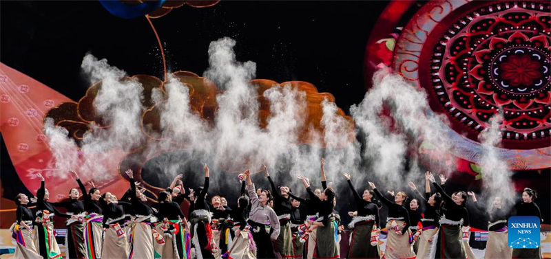 Ηθοποιοί κατά τη διάρκεια της τελετής έναρξης ενός φεστιβάλ πολιτισμού και τέχνης με θέμα τον αρχαίο Δρόμο του Τσαγιού και του Αλόγου στην πόλη Καμντό της Αυτόνομης Περιοχής της επαρχίας Σιτζάνγκ, στις 15 Σεπτεμβρίου του 2025. (Φωτογραφία / Xinhua)