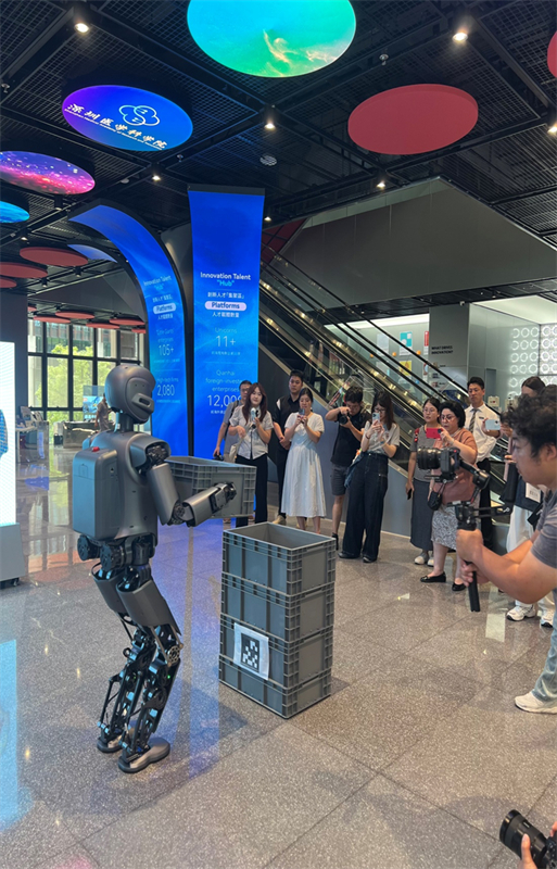 Δημοσιογράφοι εξετάζουν προϊόντα μακιγιάζ για γυναίκες σε μια εταιρεία στο Κέντρο Καινοτομίας και Επιχειρηματικότητας για νέους μεταξύ της πόλης Σεντζέν και του Χονγκ Κονγκ στην περιοχή Τσιενχάι, στις 15 Σεπτεμβρίου του 2025. (Φωτογραφία / Λαϊκή Καθημερινή Online)