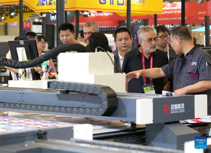 Επισκέπτες στην 26η έκδοση της Έκθεσης Sign China στη Σαγκάη, στις 17 Σεπτεμβρίου του 2025. (Φωτογραφία / Xinhua)