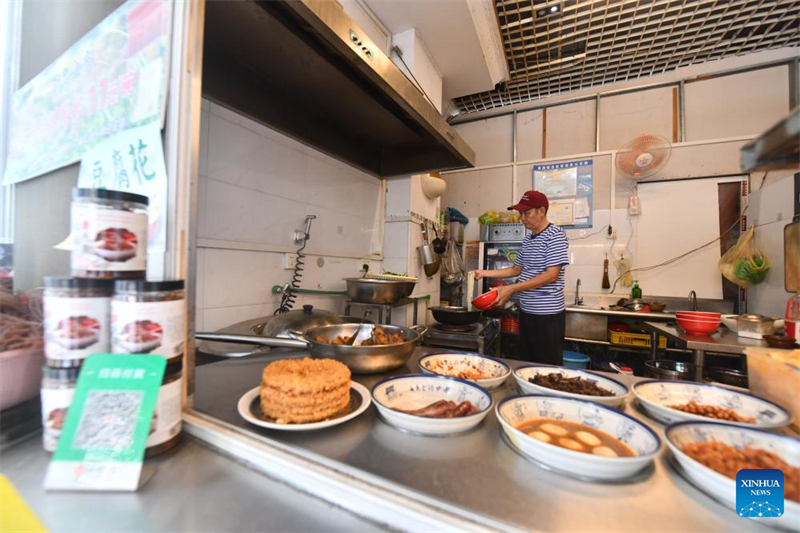 Υπάλληλος μαγειρεύει Λουοσιφέν σε ένα εστιατόριο στην πόλη Λιοουτζόου της Αυτόνομης Περιοχής των Τζουάνγκ στην επαρχία Γκουανγκσί, στις 14 Σεπτεμβρίου του 2025. (Φωτογραφία / Xinhua)
