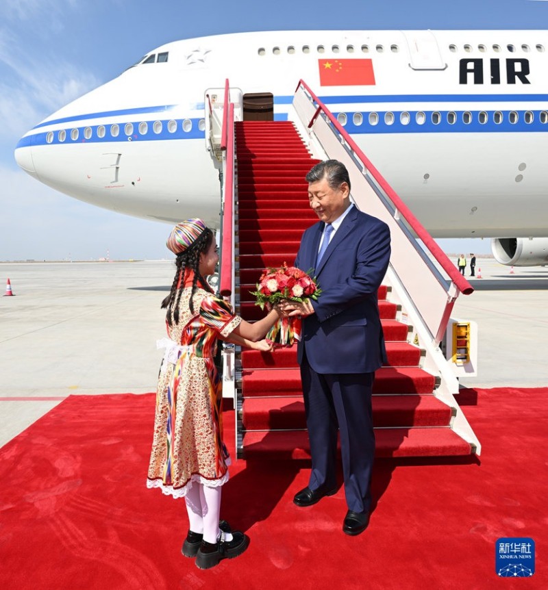 Ο Πρόεδρος Σι φτάνει στο Ουρούμτσι για τους εορτασμούς της 70ής επετείου από την ίδρυση της Αυτόνομης Περιοχής Σιντζιάνγκ Ουιγούρ