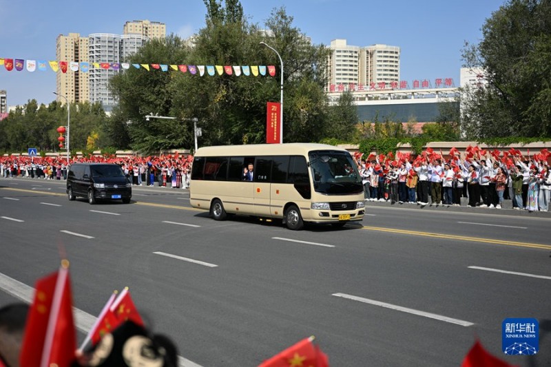Ο Πρόεδρος Σι φτάνει στο Ουρούμτσι για τους εορτασμούς της 70ής επετείου από την ίδρυση της Αυτόνομης Περιοχής Σιντζιάνγκ Ουιγούρ
