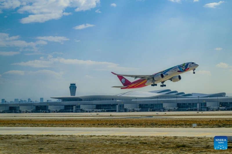 Ένα αεροπλάνο απογειώνεται από το Διεθνές Αεροδρόμιο Ουρούμτσι Τιανσάν στην Αυτόνομη Περιοχή Σιντζιάνγκ Ουιγούρ της βορειοδυτικής Κίνας, στις 15 Σεπτεμβρίου 2025. 