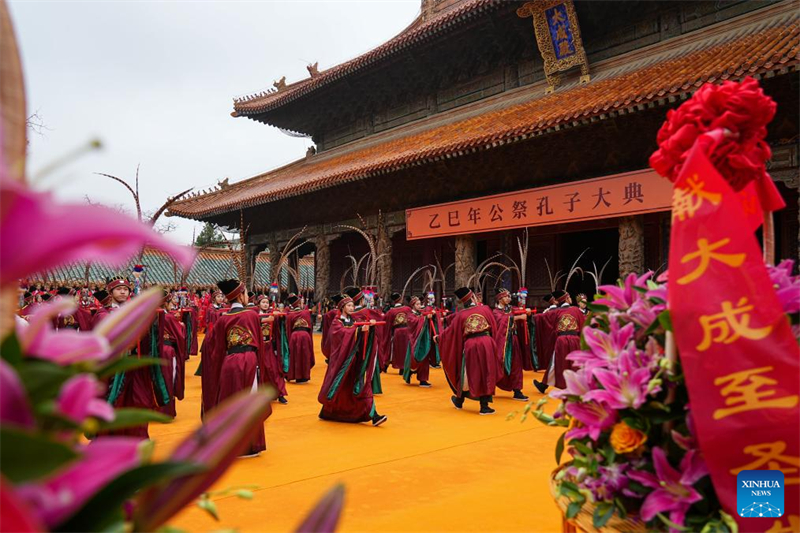 Τελετή για τον εορτασμό της 2.576ης επετείου από τη γέννηση του αρχαίου Κινέζου φιλόσοφου Κομφούκιο στην πόλη Τσιουφού της επαρχίας Σαντόνγκ, στις 28 Σεπτεμβρίου του 2025. (Φωτογραφία / Xinhua)