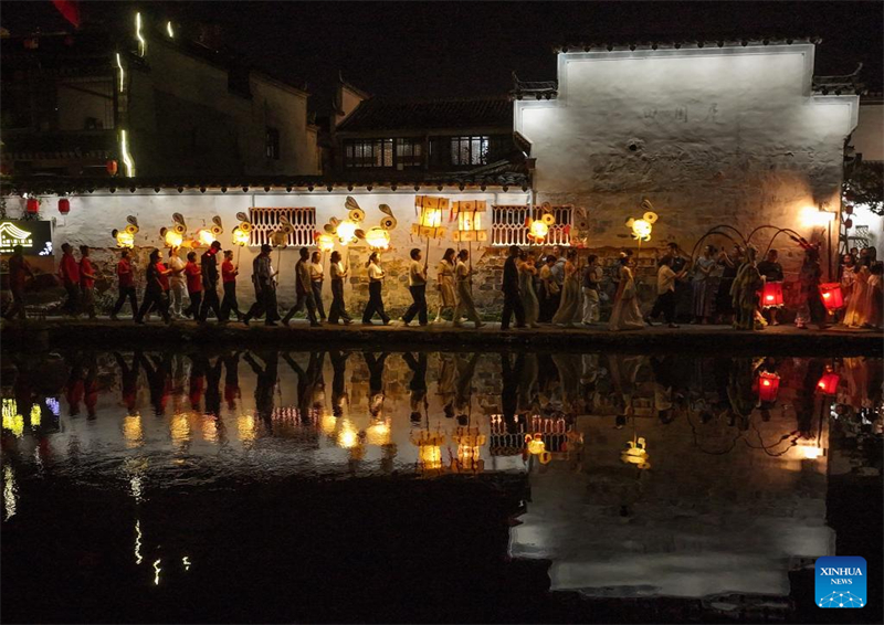 Παρέλαση με φανάρια στην Κομητεία Γισιάν για τον εορτασμό του Φεστιβάλ του Μεσοφθινοπώρου