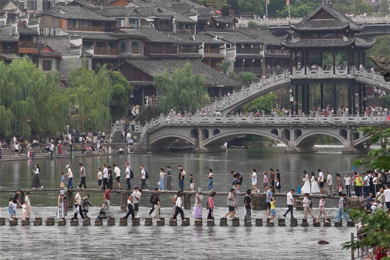 Τουρίστες επισκέπτονται μια γραφική περιοχή στην κομητεία Φενγκχουάνγκ της επαρχίας Χουνάν, στις 5 Οκτωβρίου του 2025. (Φωτογραφία / Xinhua)