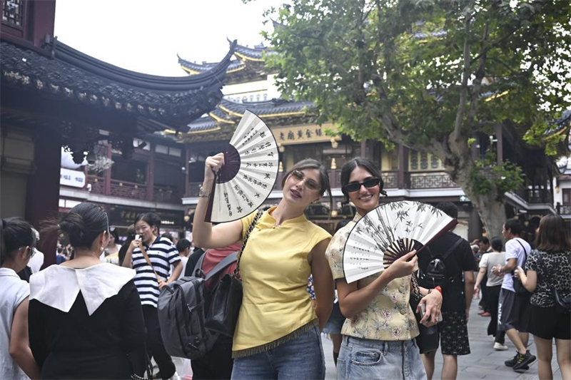 Τουρίστες από τη Ρωσία ποζάρουν για φωτογραφίες στο εμπορικό κέντρο Yuyuan Garden Mall στη Σαγκάη, στις 3 Οκτωβρίου του 2025. (Φωτογραφία / Xinhua)