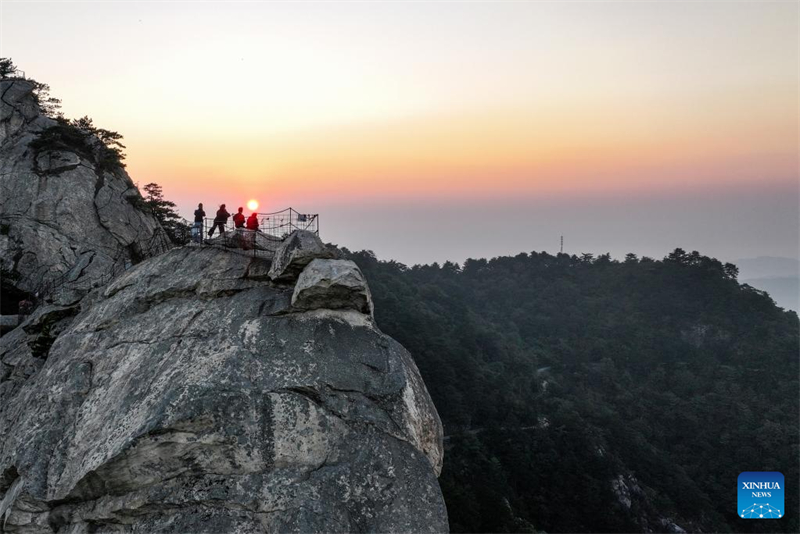 Τοπίο του βουνού Κουεϊφένγκ κατά την ανατολή του ηλίου στην επαρχία Χουμπέι