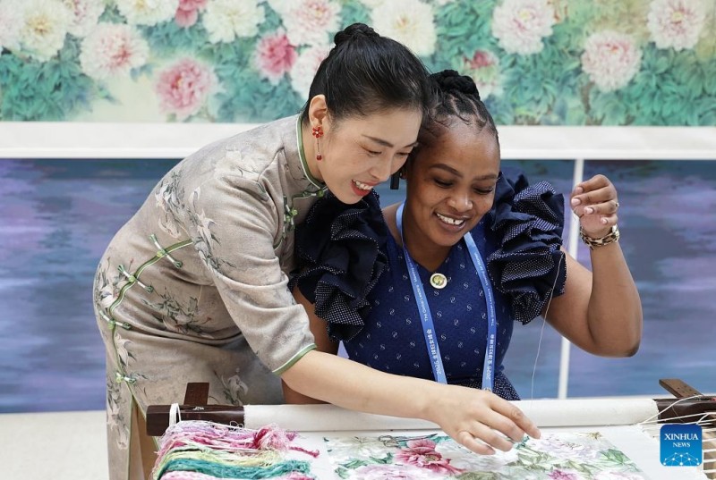 Έκθεση που παρουσιάζει την πρόοδο της Κίνας στον τομέα της ψηφιακής και έξυπνης ενδυνάμωσης των γυναικών και των κοριτσιών στο Πεκίνο