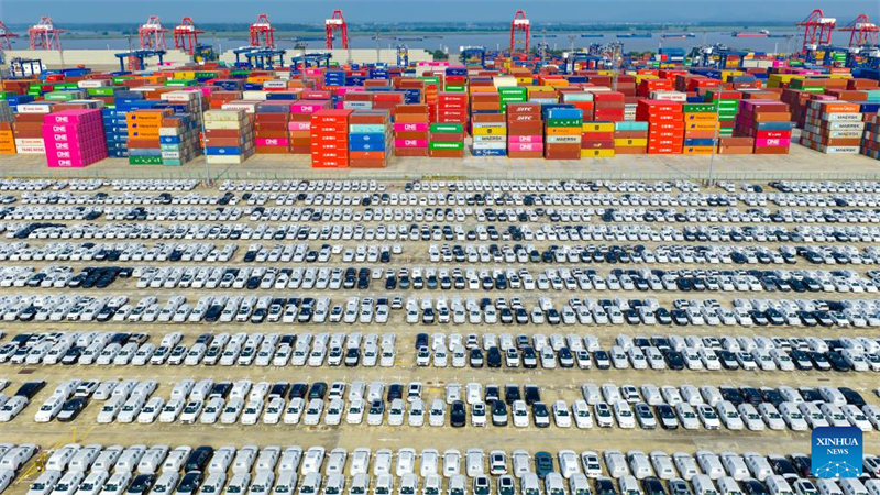 Μια αεροφωτογραφία που τραβήχτηκε στις 14 Οκτωβρίου του 2025 δείχνει αυτοκίνητα έτοιμα για μεταφορά να σταθμεύουν σε μια αποβάθρα. (Φωτογραφία / Xinhua)