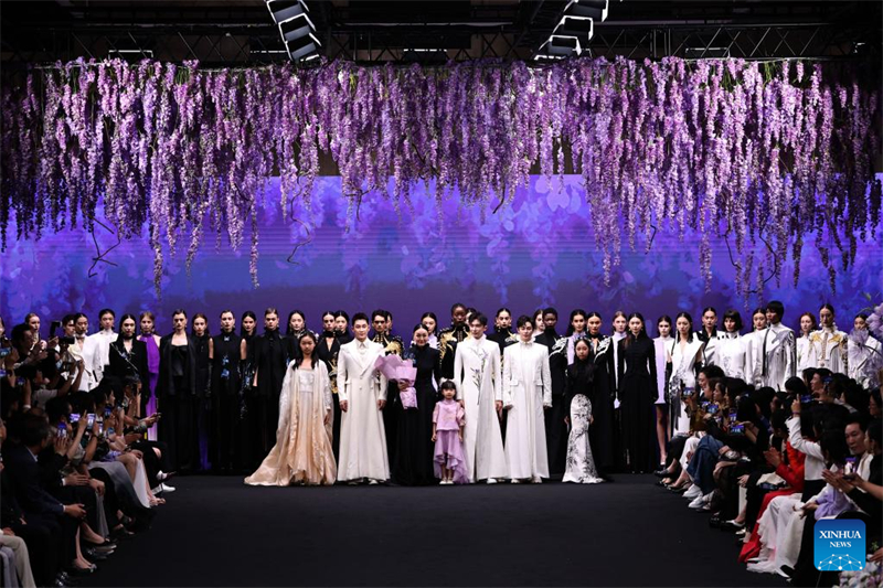 Μοντέλο παρουσιάζει μια δημιουργία του Heaven Gaia κατά τη διάρκεια της Εβδομάδας Μόδας Άνοιξη/Καλοκαίρι 2026 στη Σαγκάη, στις 15 Οκτωβρίου του 2025. (Φωτογραφία / Xinhua)