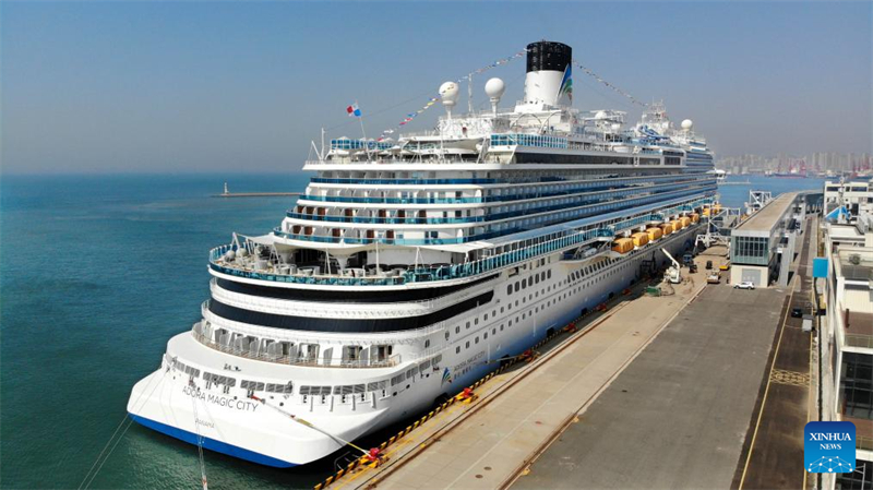 Η φωτογραφία που τραβήχτηκε στις 6 Απριλίου 2025 δείχνει το Adora Magic City να προσδένει στον Διεθνή Τερματικό Σταθμό Κρουαζιέρας της πόλης Τσινγκντάο στην επαρχία Σαντόνγκ. (Φωτογραφία / Xinhua)