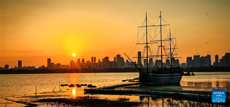 Θέα της Λίμνης Ντονγκχού κατά το ηλιοβασίλεμα στην πόλη Γουχάν