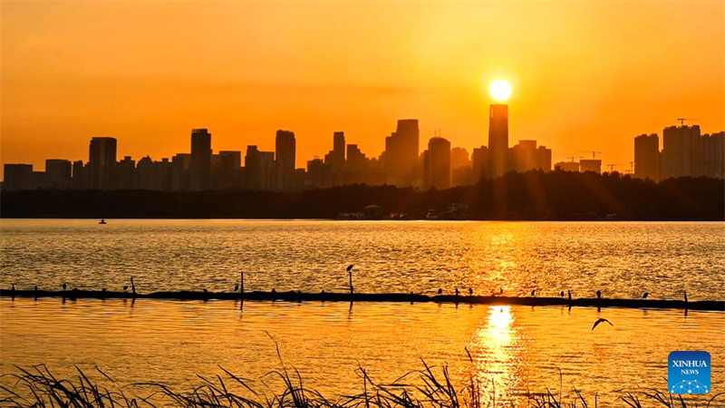 Θέα της Λίμνης Ντονγκχού κατά το ηλιοβασίλεμα στην πόλη Γουχάν