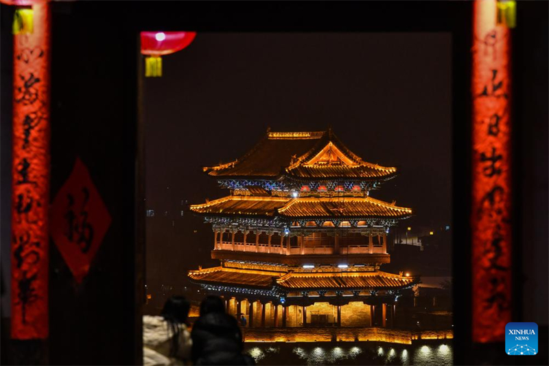 Αυτή η φωτογραφία δείχνει μια νυχτερινή άποψη της αρχαίας πόλης Σιντζόου. (Φωτογραφία / Xinhua)