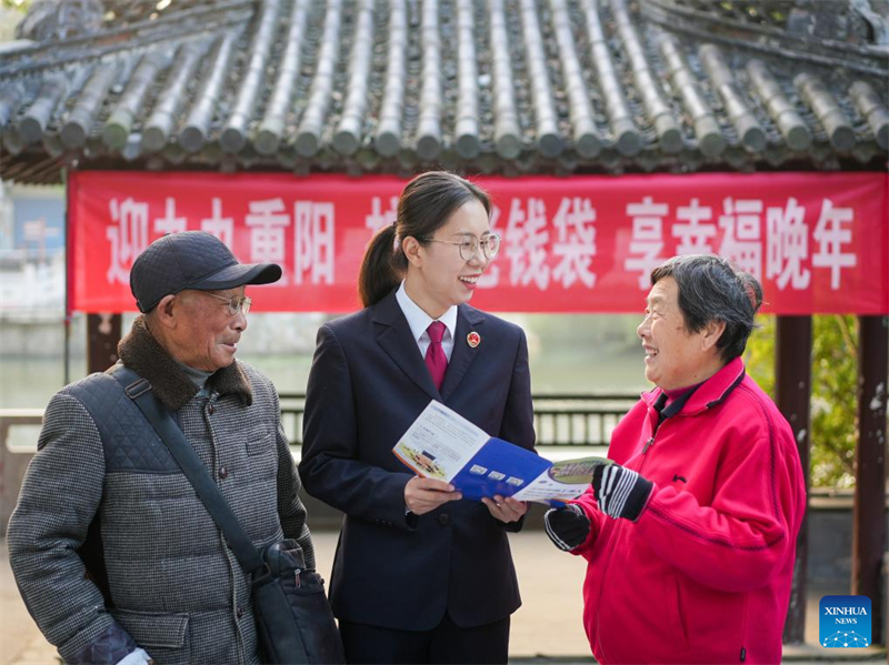 Ένας επαγγελματίας νομικός εξηγεί νομικές γνώσεις σχετικά με τη φροντίδα των ηλικιωμένων σε ηλικιωμένους σε ένα πάρκο στην πόλη Σινγκχουά της επαρχίας Τζιανγκσού, στις 27 Οκτωβρίου του 2025. (Φωτογραφία / Xinhua)